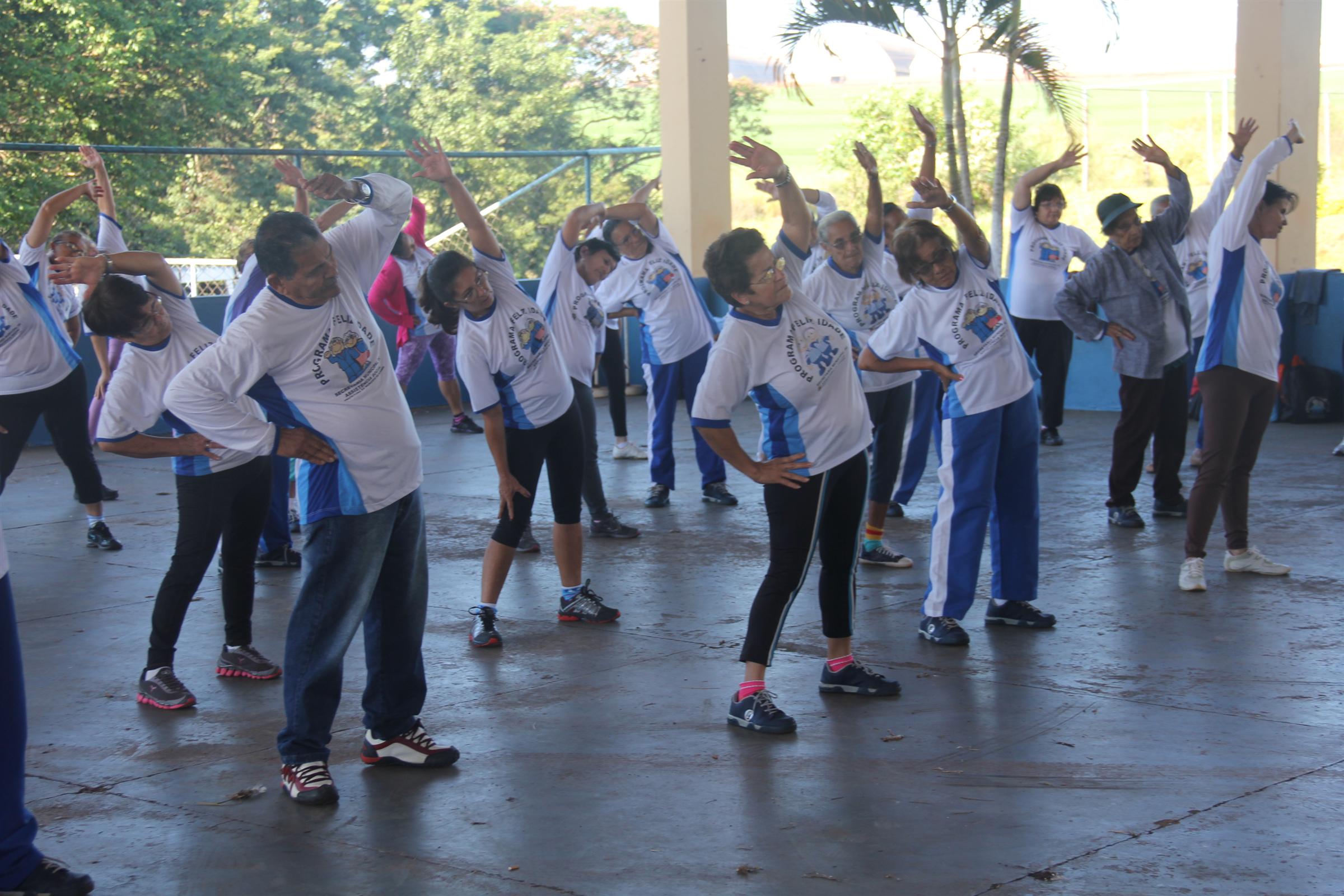 Terceira idade faz aula no clube Eldorado